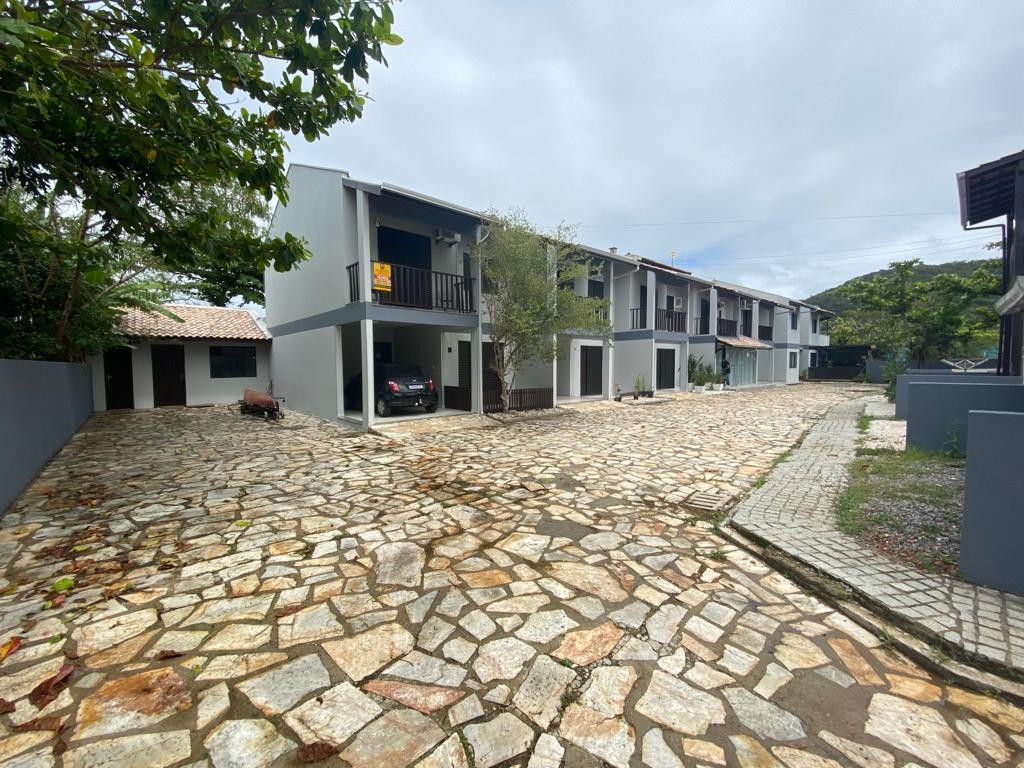 Casa pronta em bombinhas, com 115,08m² área privativa, sendo