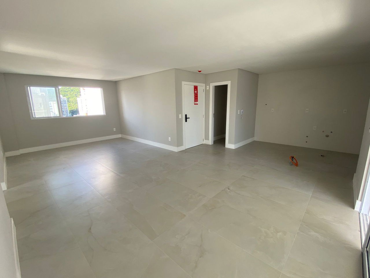 Apto Pronto de luxo na cidade de Balneário Camboriú/SC, no bairro Pioneiros, com 3 Suítes e 3 Vagas de Garagem. Localização Privilegiada. 210m do mar