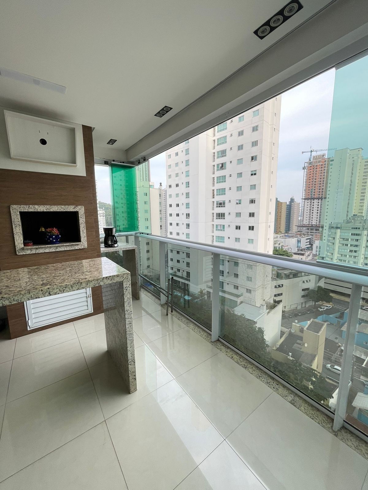 Apto Pronto em Balneário Camboriú, com 119m² área privativa, com 3 dormitórios sendo 1 suíte, 4 vagas de garagem, com área de lazer