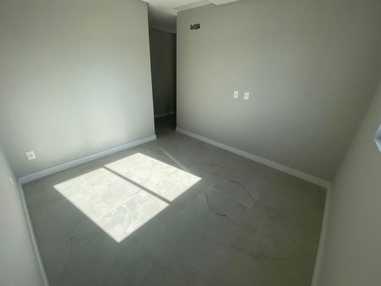 Apto Pronto de luxo na cidade de Balneário Camboriú/SC, no bairro Pioneiros, com 3 Suítes e 3 Vagas de Garagem. Localização Privilegiada. 210m do mar