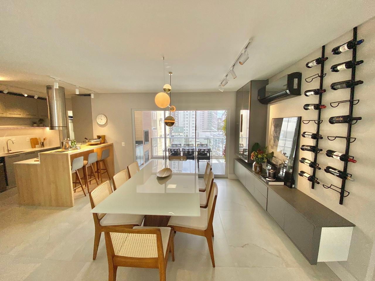 Apto Pronto de luxo na cidade de Balneário Camboriú/SC, no bairro Pioneiros, com 3 Suítes e 3 Vagas de Garagem. Localização Privilegiada. 210m do mar