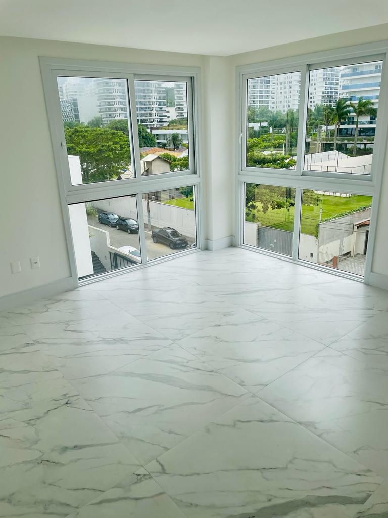 Apto Pronto em Itajaí, com 109m² área privativa, com 3 dormitórios sendo 2 suítes, 2 vagas de garagem, área de lazer completa