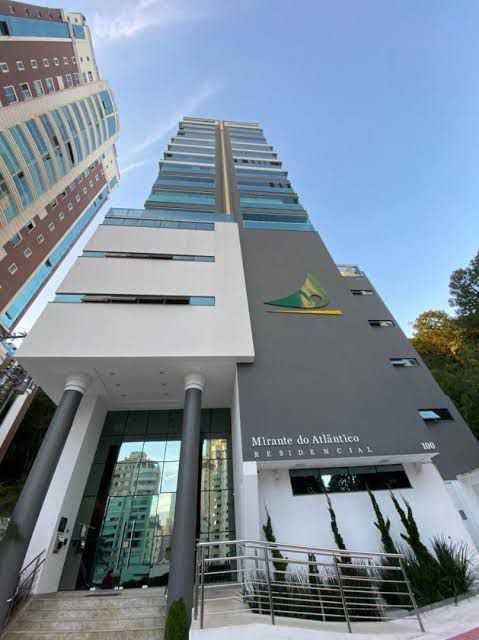 Apto Pronto em Balneário Camboriú, com 119m² área privativa, com 3 dormitórios sendo 1 suíte, 4 vagas de garagem, com área de lazer