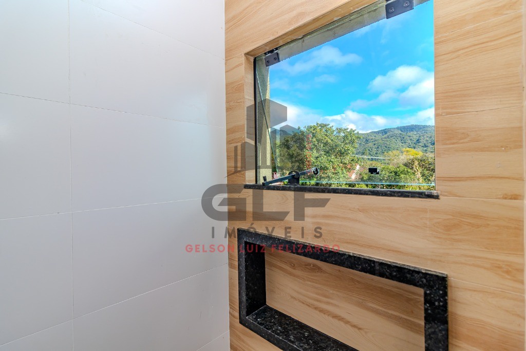 Casa Sobrado Novo em Itapema/SC no Sertão do Trombudo, com 120m², 2 suítes e 1 vaga de garagem. 35m² de terraço