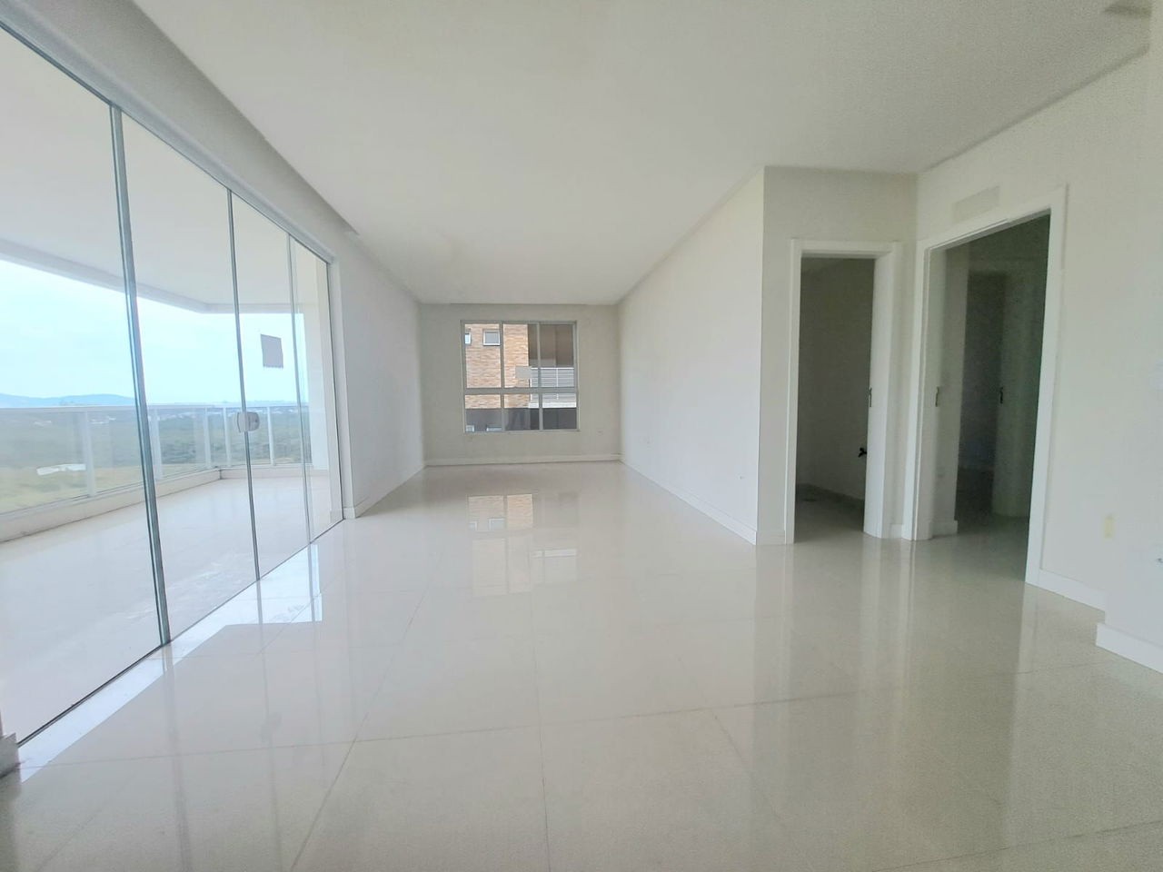Apto Pronto em Itapema/SC bairro Meia Praia, 142m² área privativa, sendo 3 suítes, 3 vagas de garagem, área de lazer completa