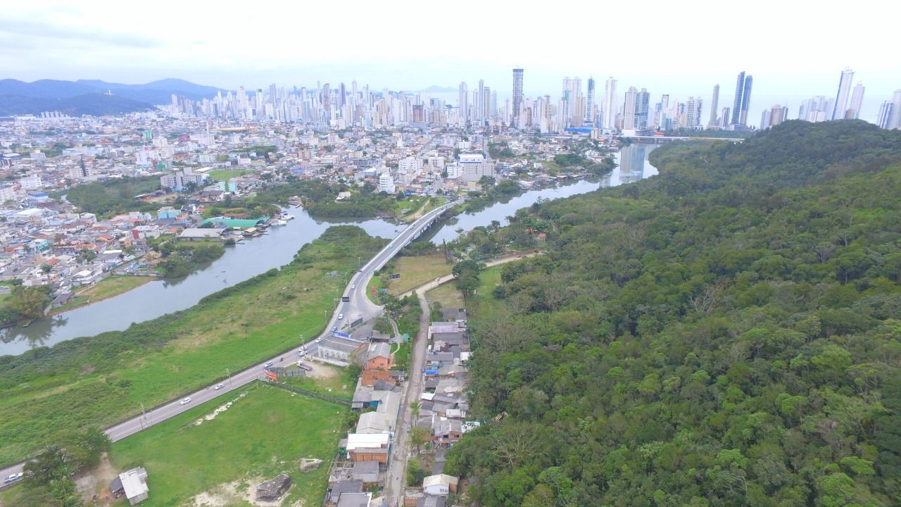 Terreno divisa com baln.camboriú e camboriú, bairro nova esp