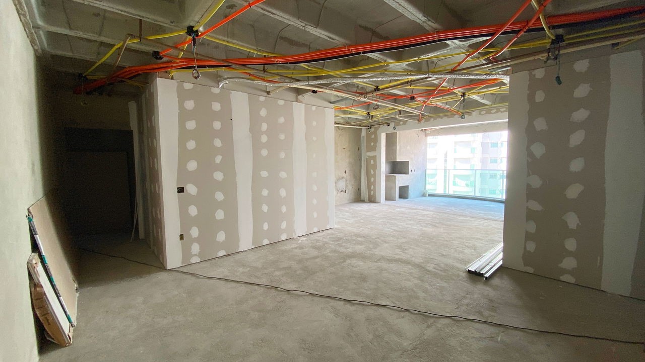 Apto Pronto em Itajaí, com 180m² área privativa, sendo 4 suítes, 3 vagas de garagem, área de lazer completa