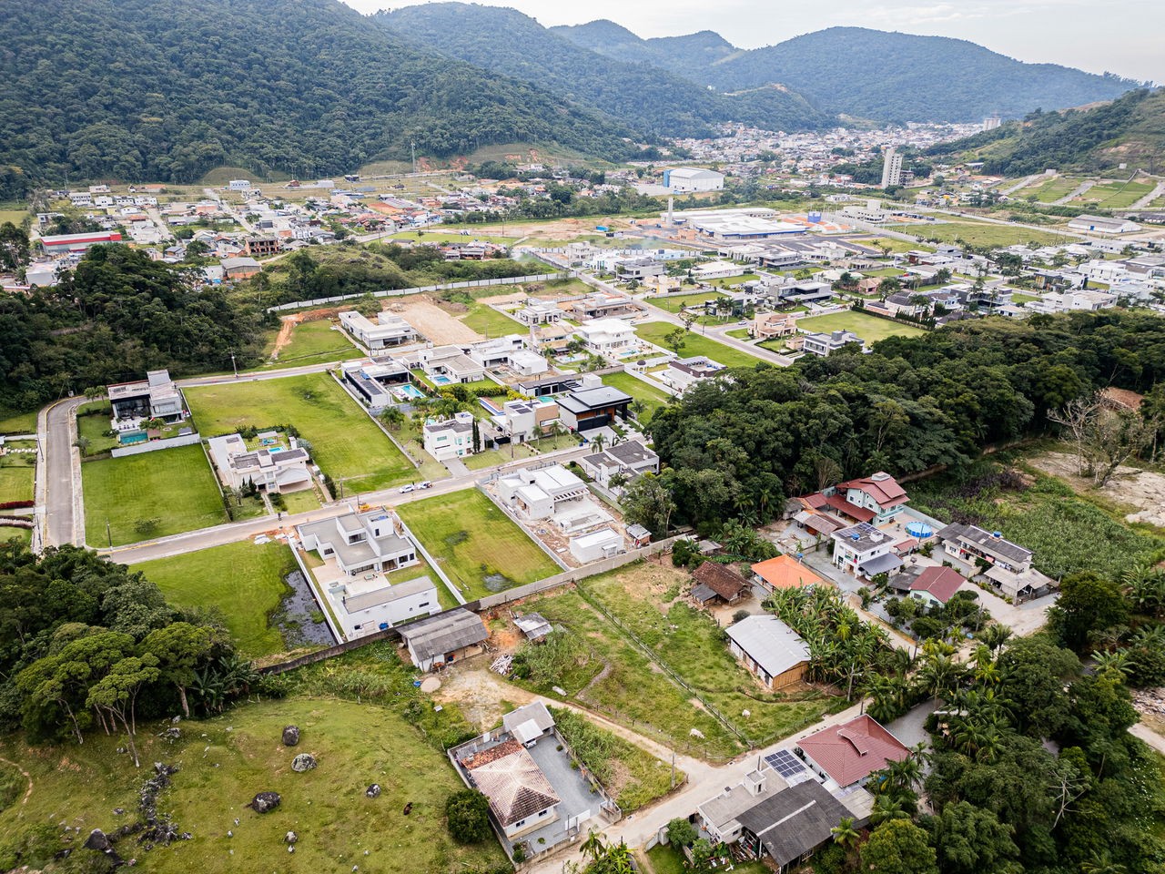 Chácara a venda na cidade de Itapema/SC no bairro Casa Branca, com 2.278 m², Lazer completo. Investimento.