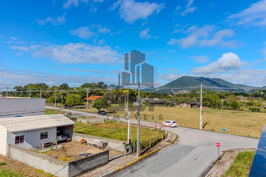 Casa Sobrado Novo em Itapema/SC no Sertão do Trombudo, com 120m², 2 suítes e 1 vaga de garagem. 35m² de terraço