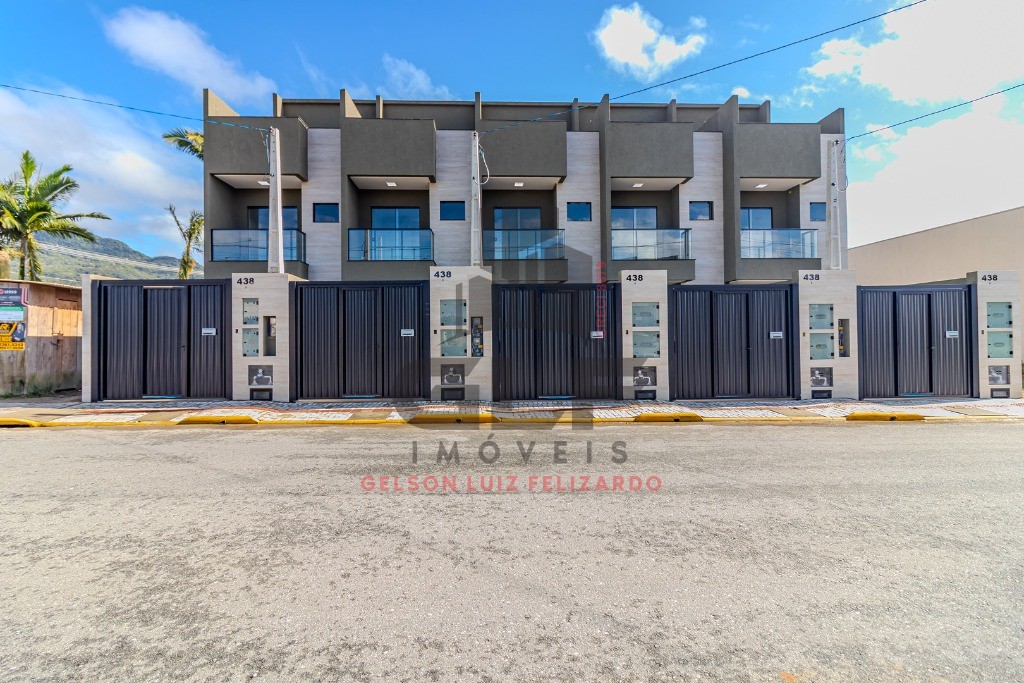 Casa Sobrado Novo em Itapema/SC no Sertão do Trombudo, com 120m², 2 suítes e 1 vaga de garagem. 35m² de terraço