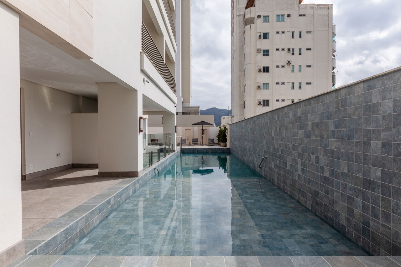 Apto Pronto em Balneário Camboriú, com131,39m² área privativa, sendo 4 suítes, 3 vagas de garagem, área de lazer completa