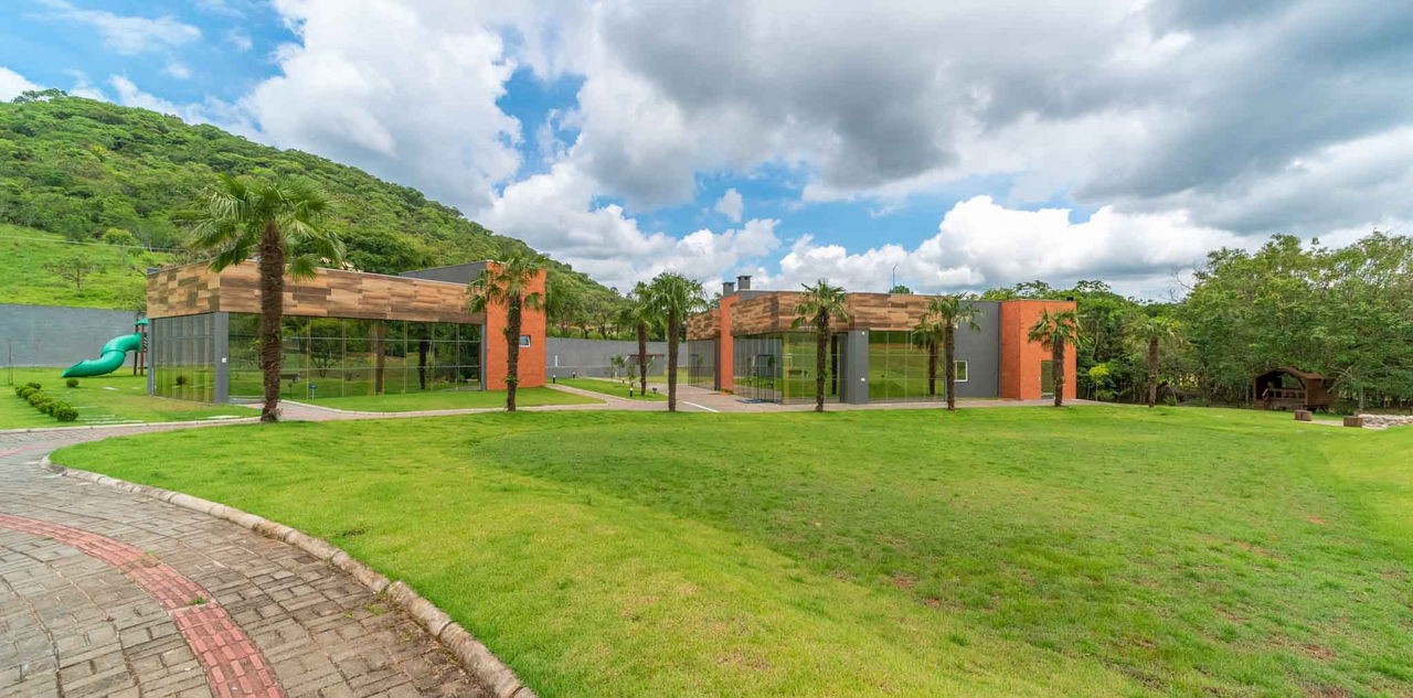 Terreno a venda bem localizado em camboriú/sc com 1.046,68m²