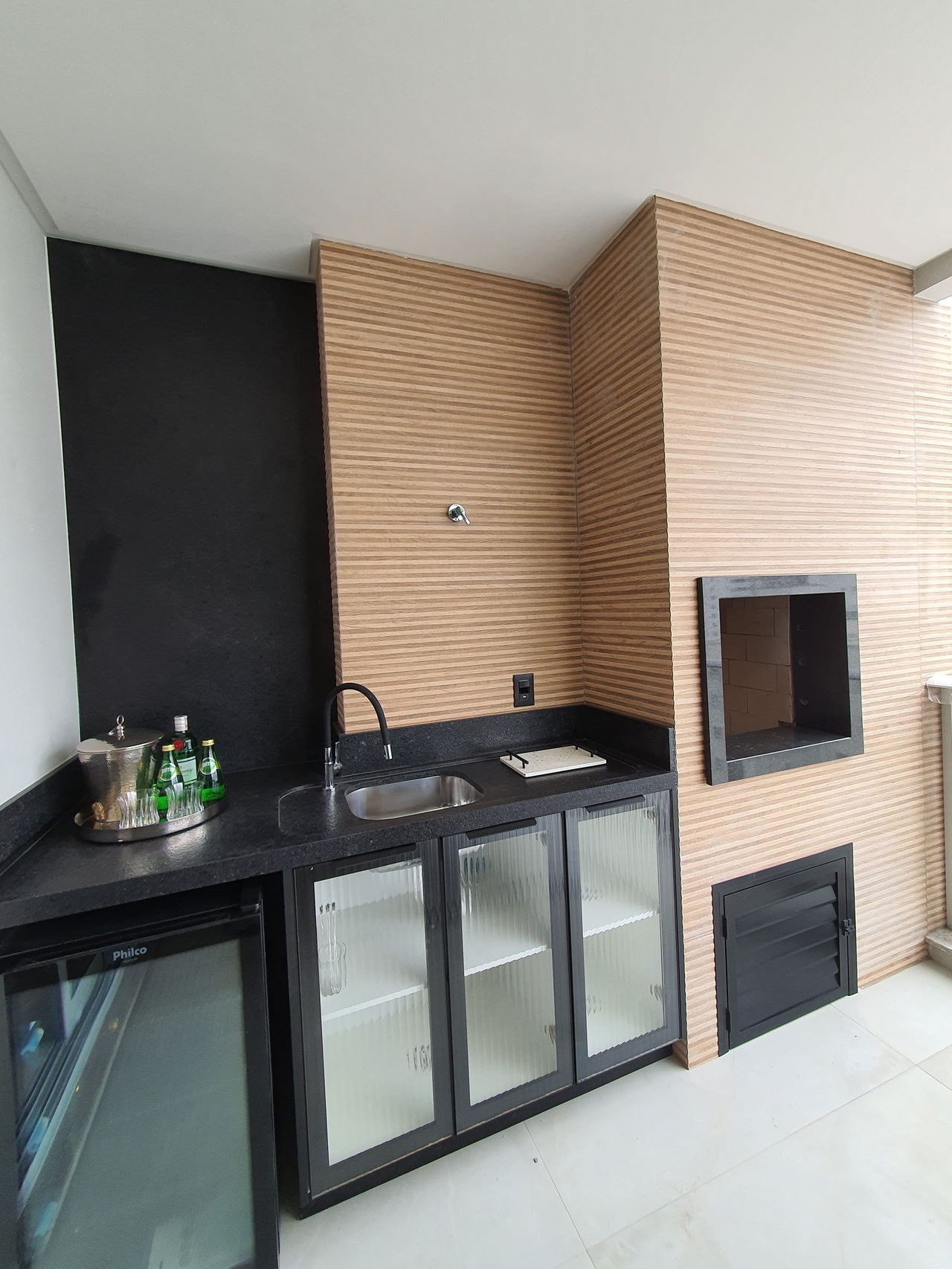 Apto Pronto de luxo na cidade de Balneário Camboriú/SC, no bairro Pioneiros, com 3 Suítes e 3 Vagas de Garagem. Localização Privilegiada. 210m do mar
