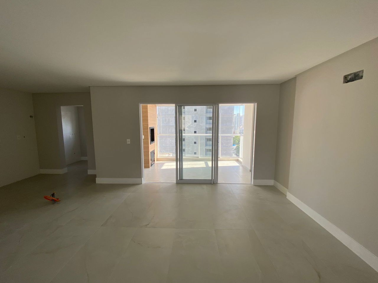 Apto Pronto de luxo na cidade de Balneário Camboriú/SC, no bairro Pioneiros, com 3 Suítes e 3 Vagas de Garagem. Localização Privilegiada. 210m do mar