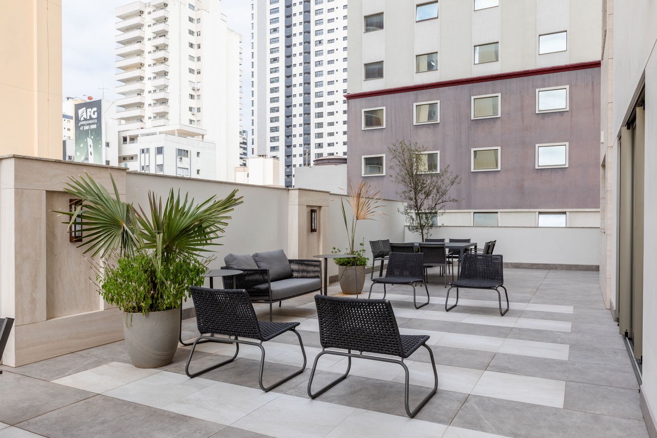 Apto Pronto em Balneário Camboriú, com131,39m² área privativa, sendo 4 suítes, 3 vagas de garagem, área de lazer completa