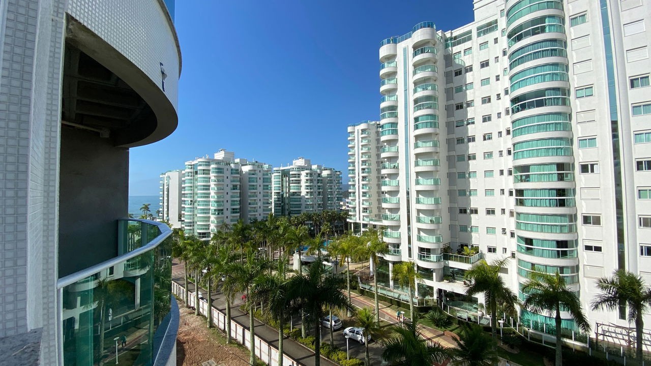 Apto Pronto em Itajaí, com 180m² área privativa, sendo 4 suítes, 3 vagas de garagem, área de lazer completa