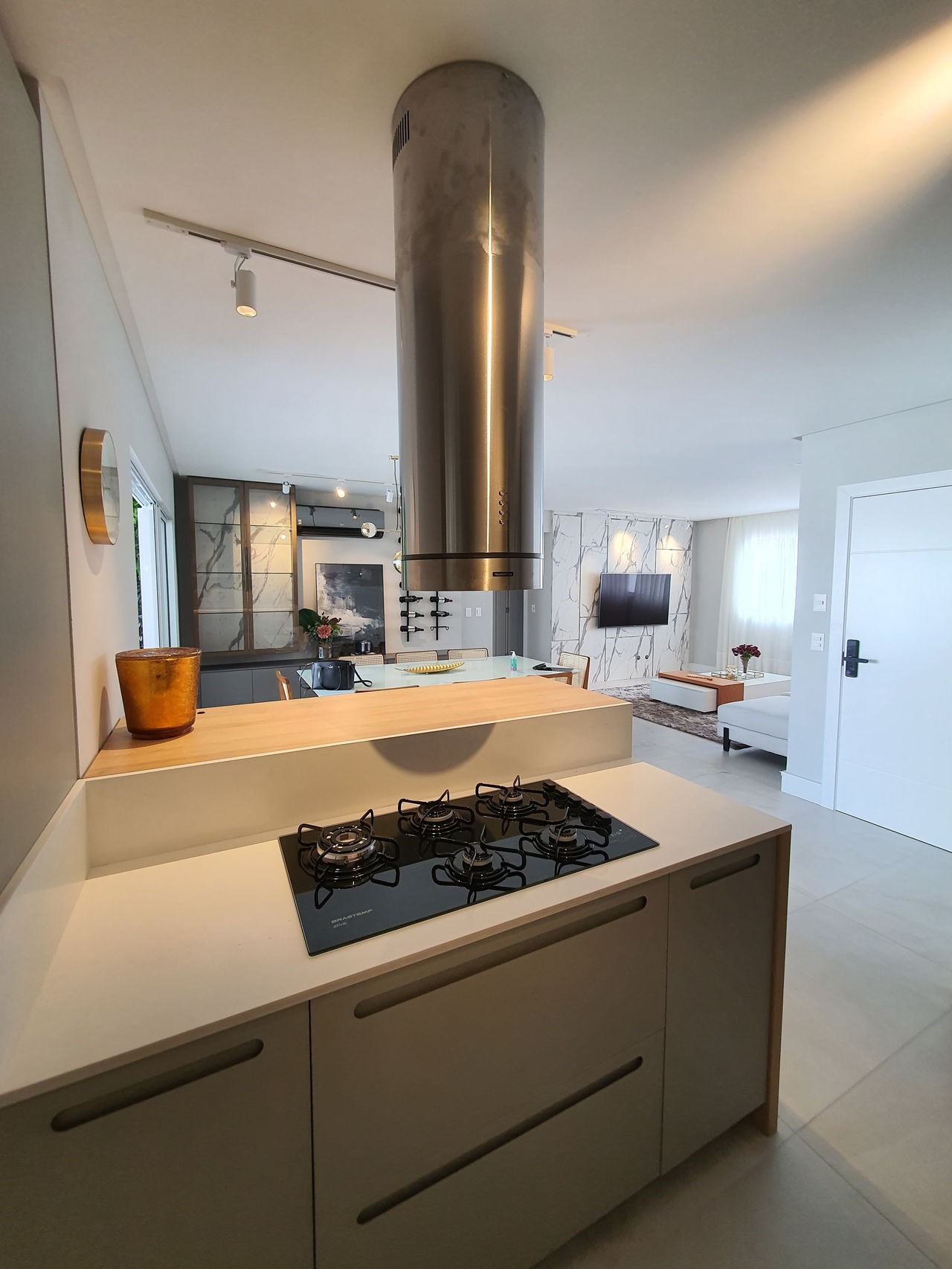 Apto Pronto de luxo na cidade de Balneário Camboriú/SC, no bairro Pioneiros, com 3 Suítes e 3 Vagas de Garagem. Localização Privilegiada. 210m do mar