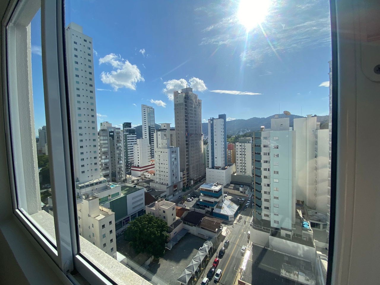 Apto Pronto de luxo na cidade de Balneário Camboriú/SC, no bairro Pioneiros, com 3 Suítes e 3 Vagas de Garagem. Localização Privilegiada. 210m do mar