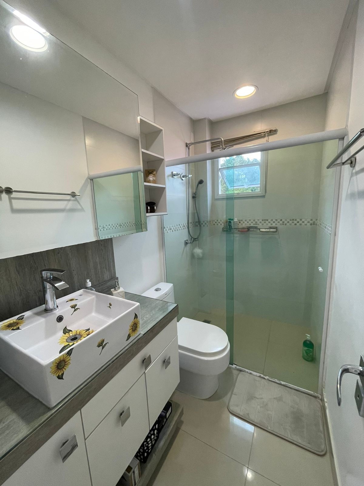 Apto Pronto em Balneário Camboriú, com 119m² área privativa, com 3 dormitórios sendo 1 suíte, 4 vagas de garagem, com área de lazer