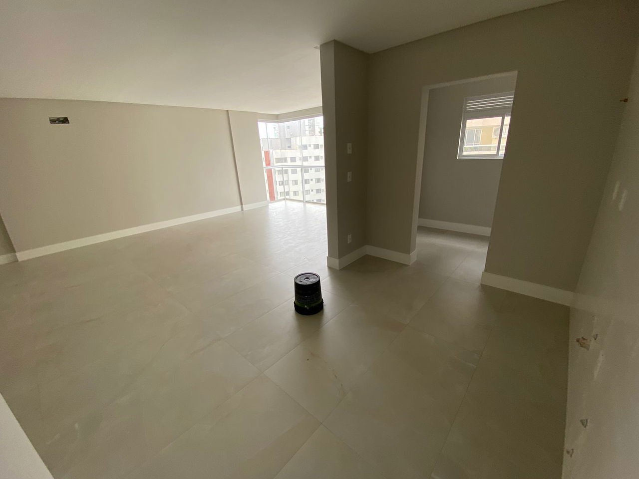 Apto Pronto de luxo na cidade de Balneário Camboriú/SC, no bairro Pioneiros, com 3 Suítes e 3 Vagas de Garagem. Localização Privilegiada. 210m do mar