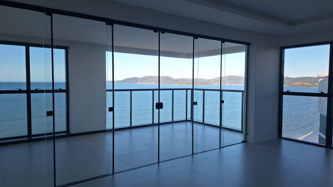Apto Pronto em Itapema/SC bairro Meia Praia, 213m² área privativa sendo 4 suítes, 3 vagas de garagem, área de lazer completa