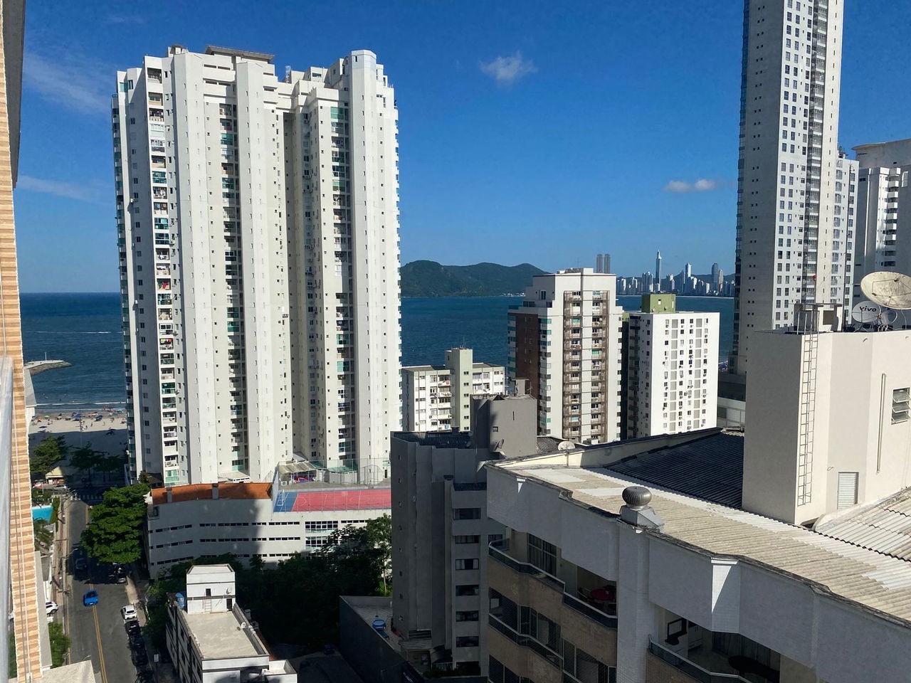 Apto Pronto de luxo na cidade de Balneário Camboriú/SC, no bairro Pioneiros, com 3 Suítes e 3 Vagas de Garagem. Localização Privilegiada. 210m do mar