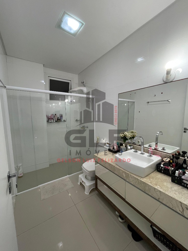 Apartamento de Alto Padrão na cidade de Itapema/SC, no bairro Meia Praia, com 3 Suítes mais um dormitório e 3 Vagas de Garagem. Localização Privilegi