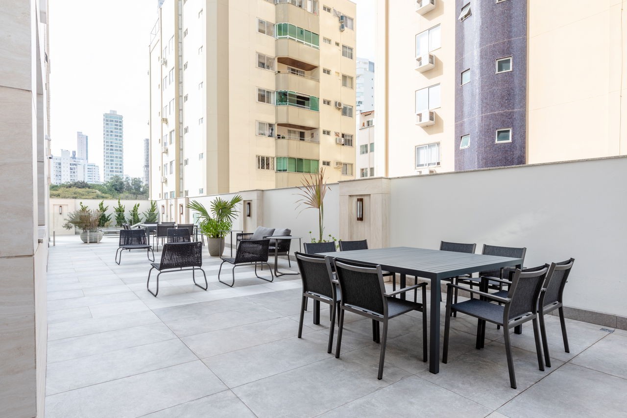 Apto Pronto em Balneário Camboriú, com131,39m² área privativa, sendo 4 suítes, 3 vagas de garagem, área de lazer completa