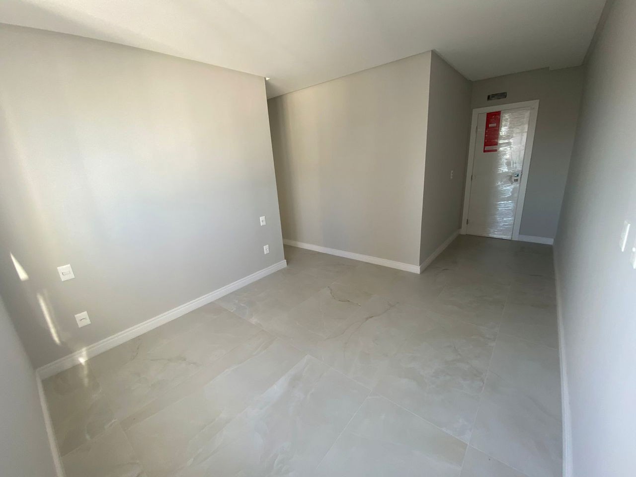 Apto Pronto de luxo na cidade de Balneário Camboriú/SC, no bairro Pioneiros, com 3 Suítes e 3 Vagas de Garagem. Localização Privilegiada. 210m do mar