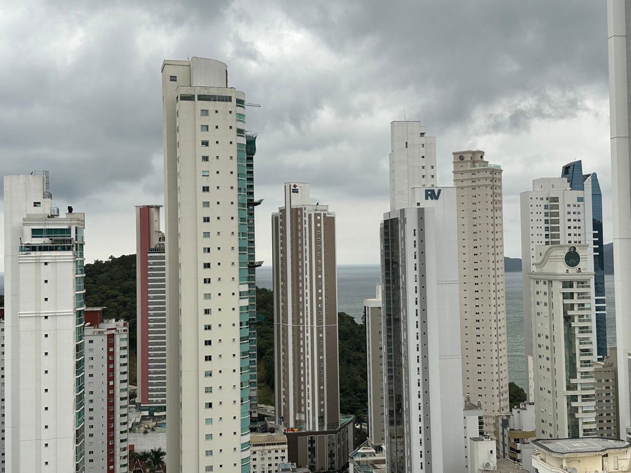 Apto Pronto em Balneário Camboriú, com 133,52m² área privativa sendo, 3 suítes, 3 vagas de garagem, área de lazer completa