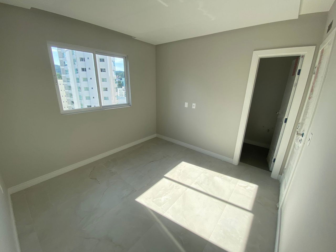 Apto Pronto de luxo na cidade de Balneário Camboriú/SC, no bairro Pioneiros, com 3 Suítes e 3 Vagas de Garagem. Localização Privilegiada. 210m do mar