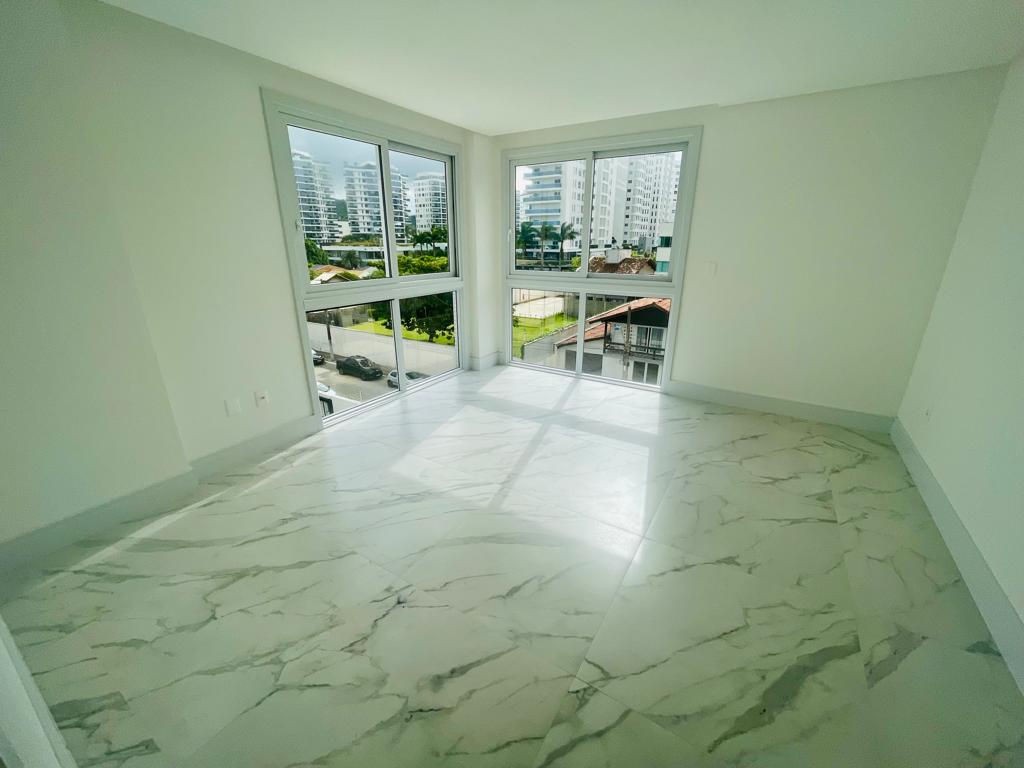 Apto Pronto em Itajaí, com 109m² área privativa, com 3 dormitórios sendo 2 suítes, 2 vagas de garagem, área de lazer completa