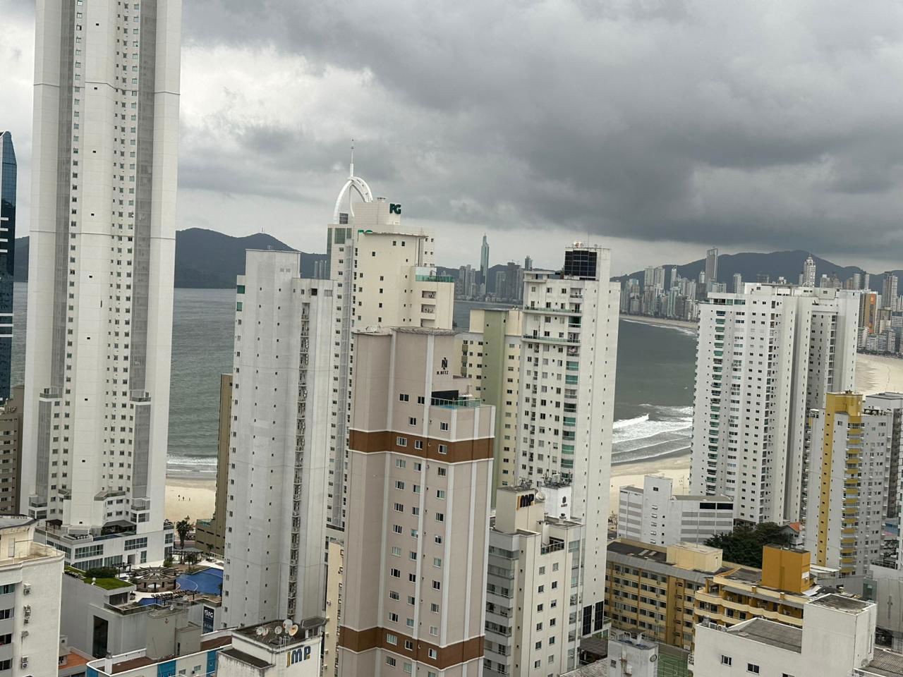 Apto Pronto em Balneário Camboriú, com 133,52m² área privativa sendo, 3 suítes, 3 vagas de garagem, área de lazer completa