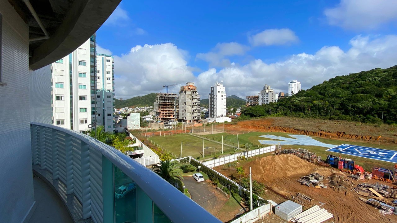 Apto Pronto em Itajaí, com 180m² área privativa, sendo 4 suítes, 3 vagas de garagem, área de lazer completa