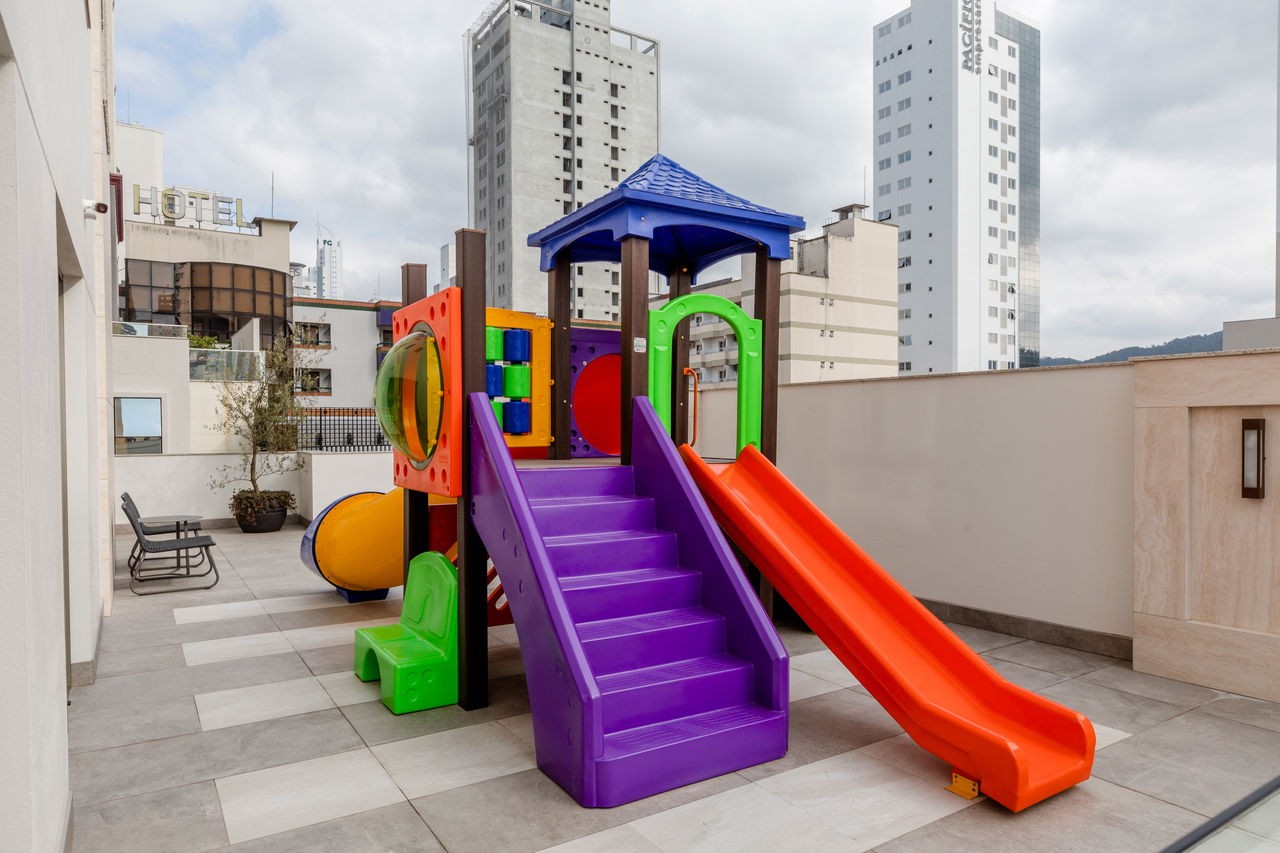 Apto Pronto em Balneário Camboriú, com131,39m² área privativa, sendo 4 suítes, 3 vagas de garagem, área de lazer completa