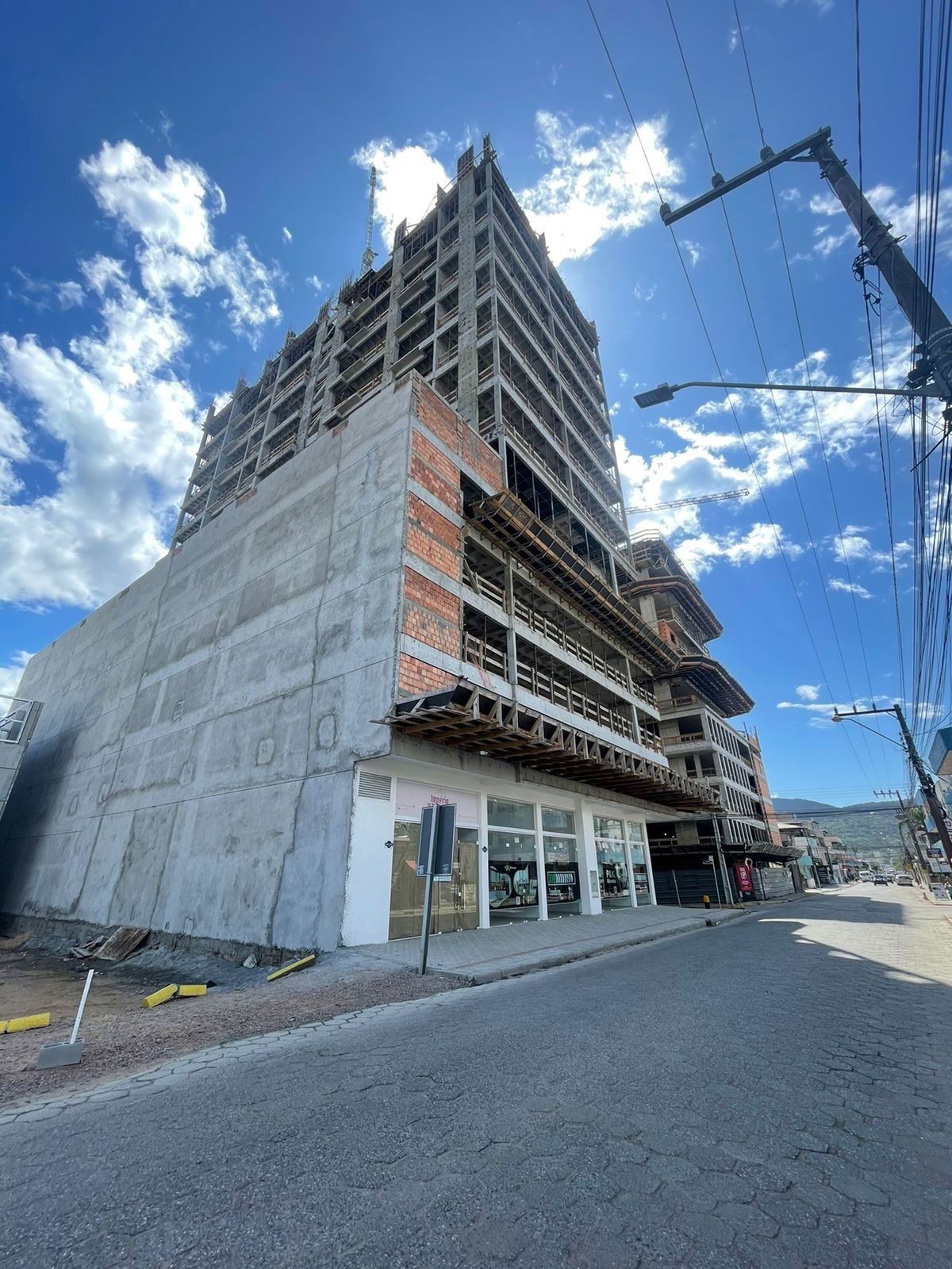 Apto Pronto em Itapema, bairro Morretes, com 43,89m² área privativa com 2 dormitórios sendo 1 suíte, 1 vaga de garagem