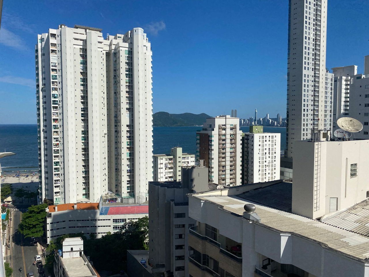 Apto Pronto de luxo na cidade de Balneário Camboriú/SC, no bairro Pioneiros, com 3 Suítes e 3 Vagas de Garagem. Localização Privilegiada. 210m do mar