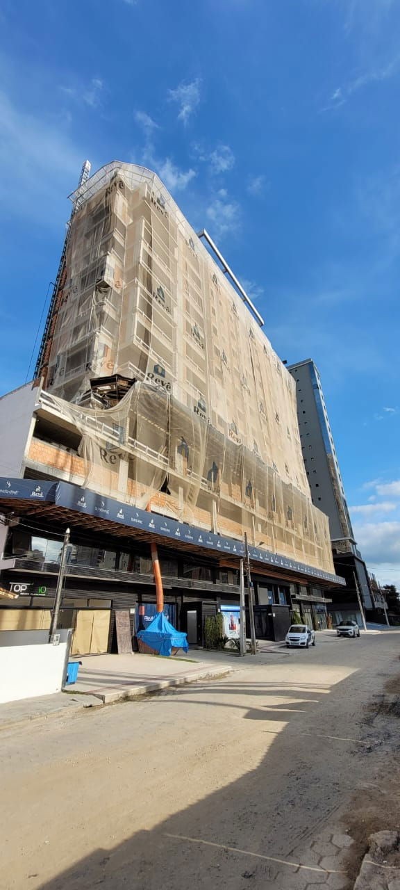 Apto Pronto em Porto Belo, com 217m² área privativa sendo 4 suítes, 2 vagas de garagem, área de lazer completa