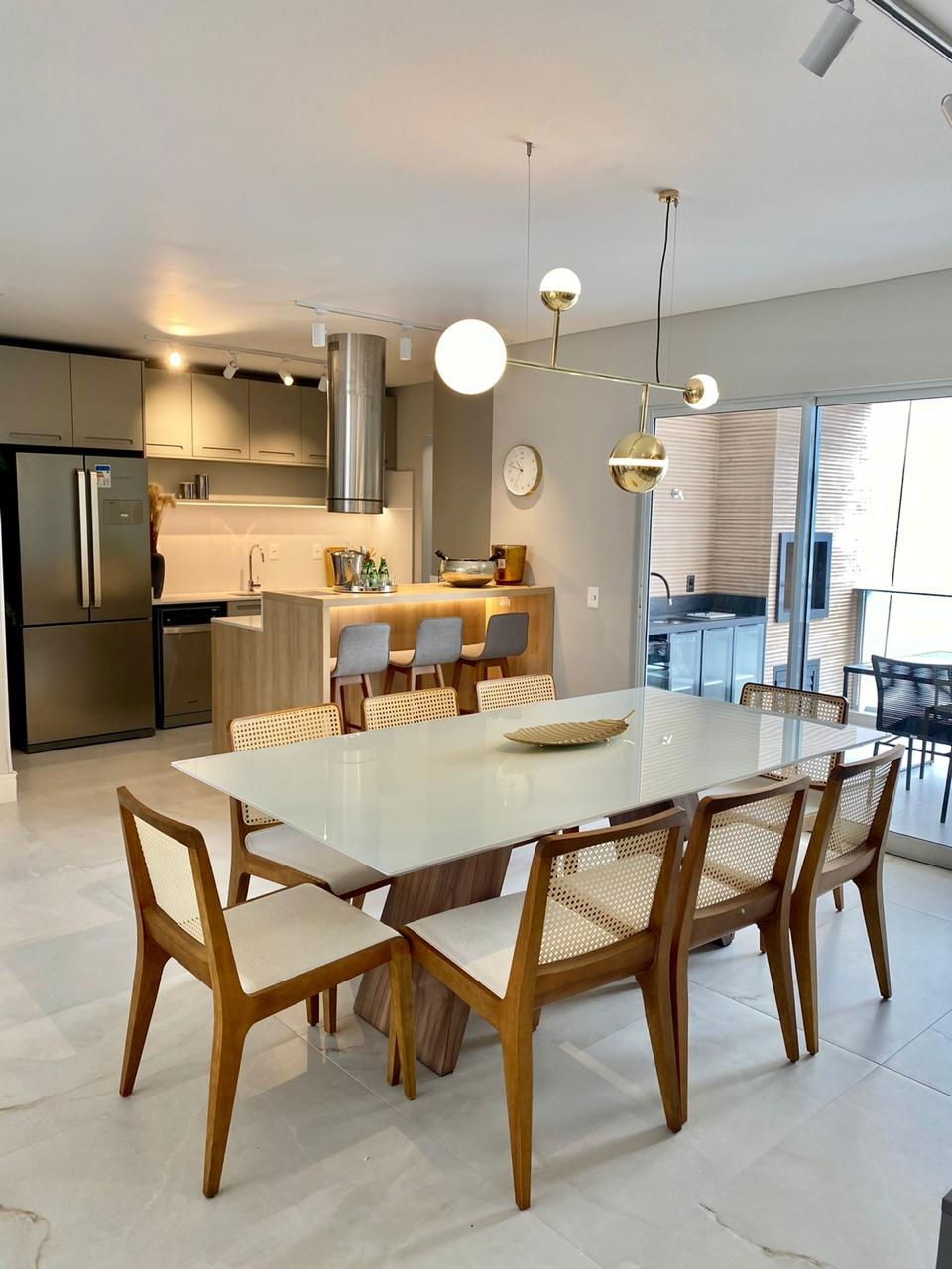 Apto Pronto de luxo na cidade de Balneário Camboriú/SC, no bairro Pioneiros, com 3 Suítes e 3 Vagas de Garagem. Localização Privilegiada. 210m do mar