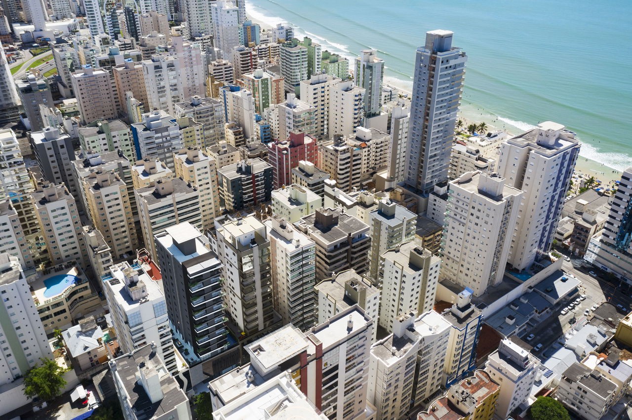 Apto Pronto em Itapema, Meia Praia, com 124m² área privativa, sendo 3 suítes, 2 vagas de garagem, área de lazer completa