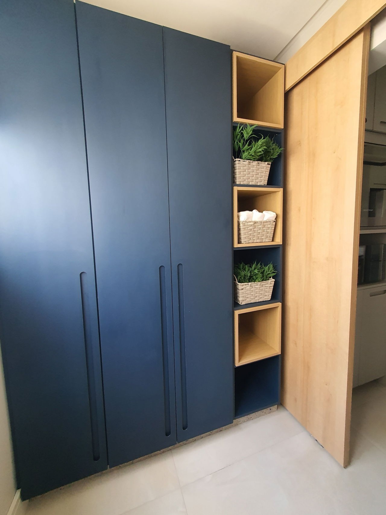 Apto Pronto de luxo na cidade de Balneário Camboriú/SC, no bairro Pioneiros, com 3 Suítes e 3 Vagas de Garagem. Localização Privilegiada. 210m do mar