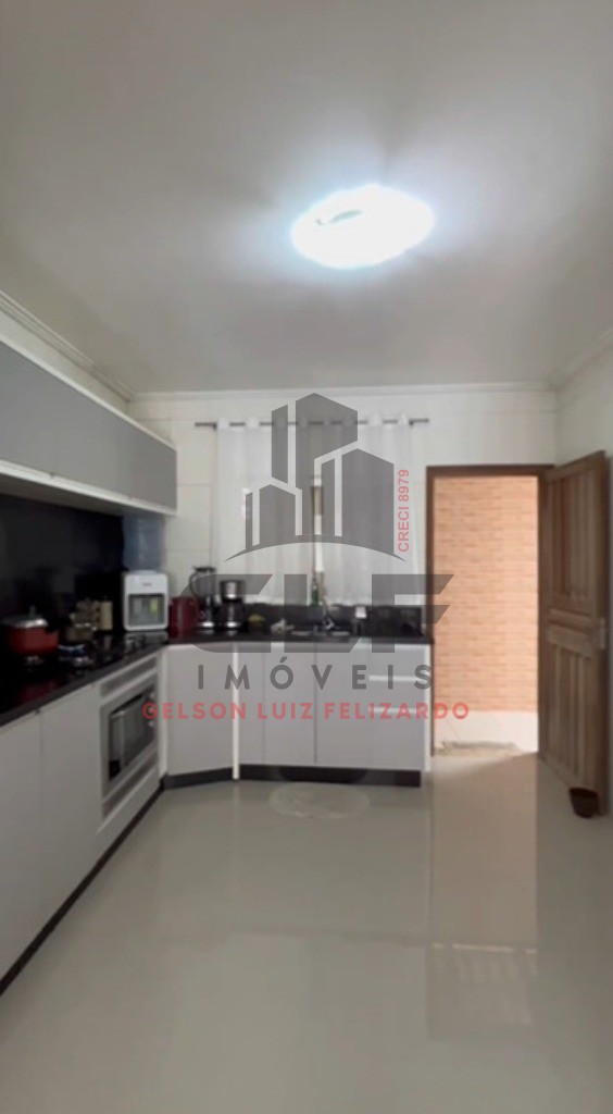 Casa Individual, Sozinha no terreno em Itapema/SC, no bairro Alto São Bento. Com 3 Dormitórios e 170 m² privativos. Bem localizada a 1.800 Mts do Mar