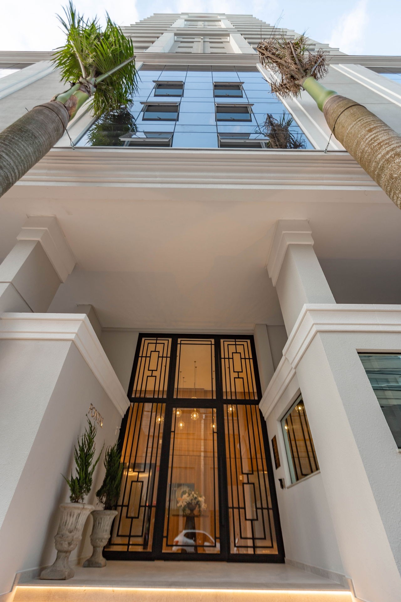 Apto Pronto de luxo na cidade de Balneário Camboriú/SC, no bairro Pioneiros, com 3 Suítes e 3 Vagas de Garagem. Localização Privilegiada. 210m do mar