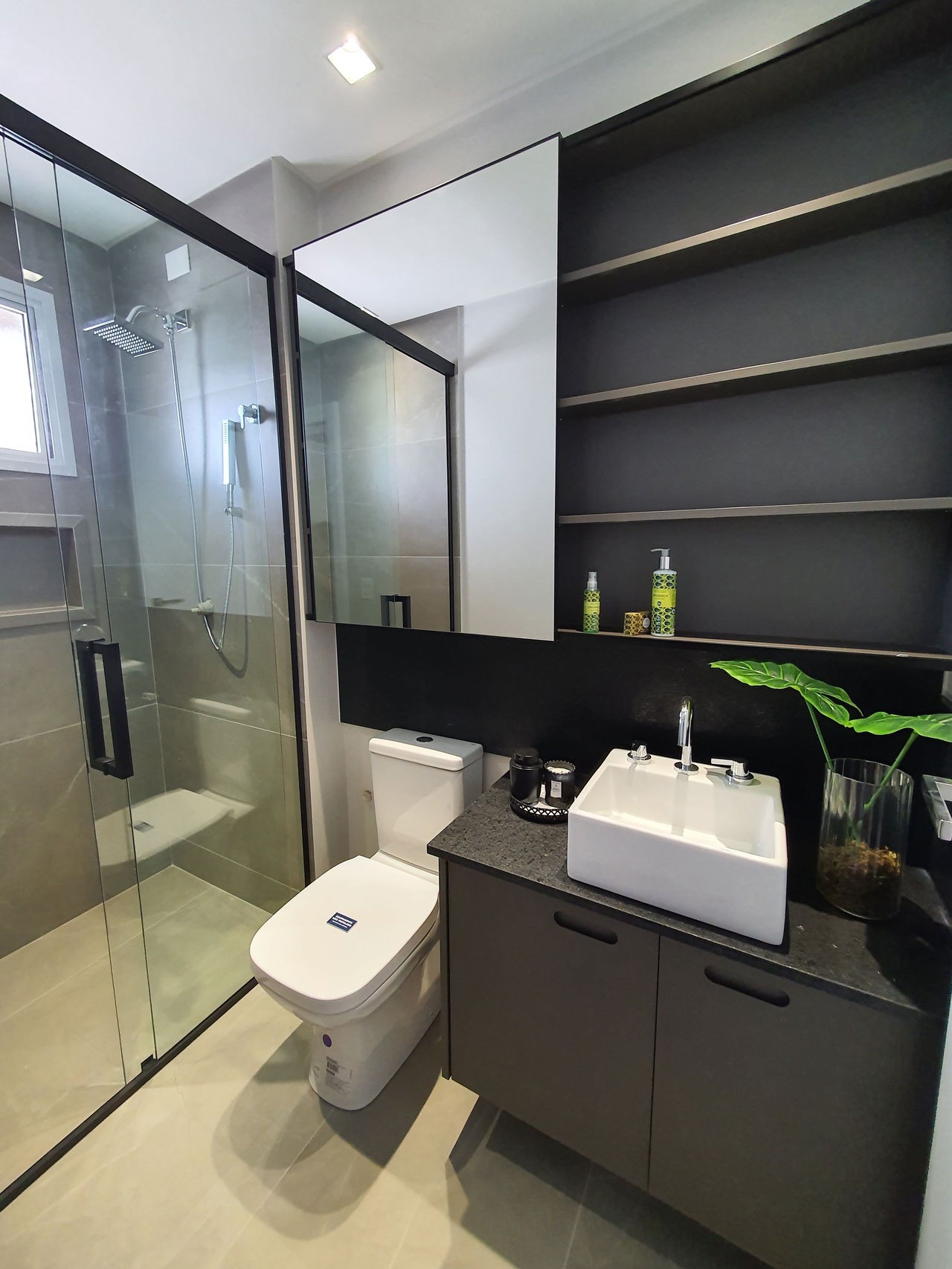 Apto Pronto de luxo na cidade de Balneário Camboriú/SC, no bairro Pioneiros, com 3 Suítes e 3 Vagas de Garagem. Localização Privilegiada. 210m do mar