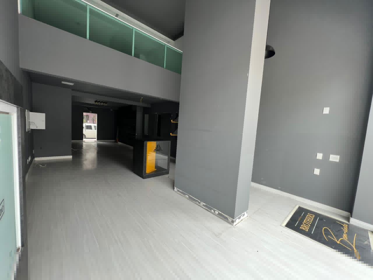 Oportunidade única: sala comercial de 101m² no centro de bal