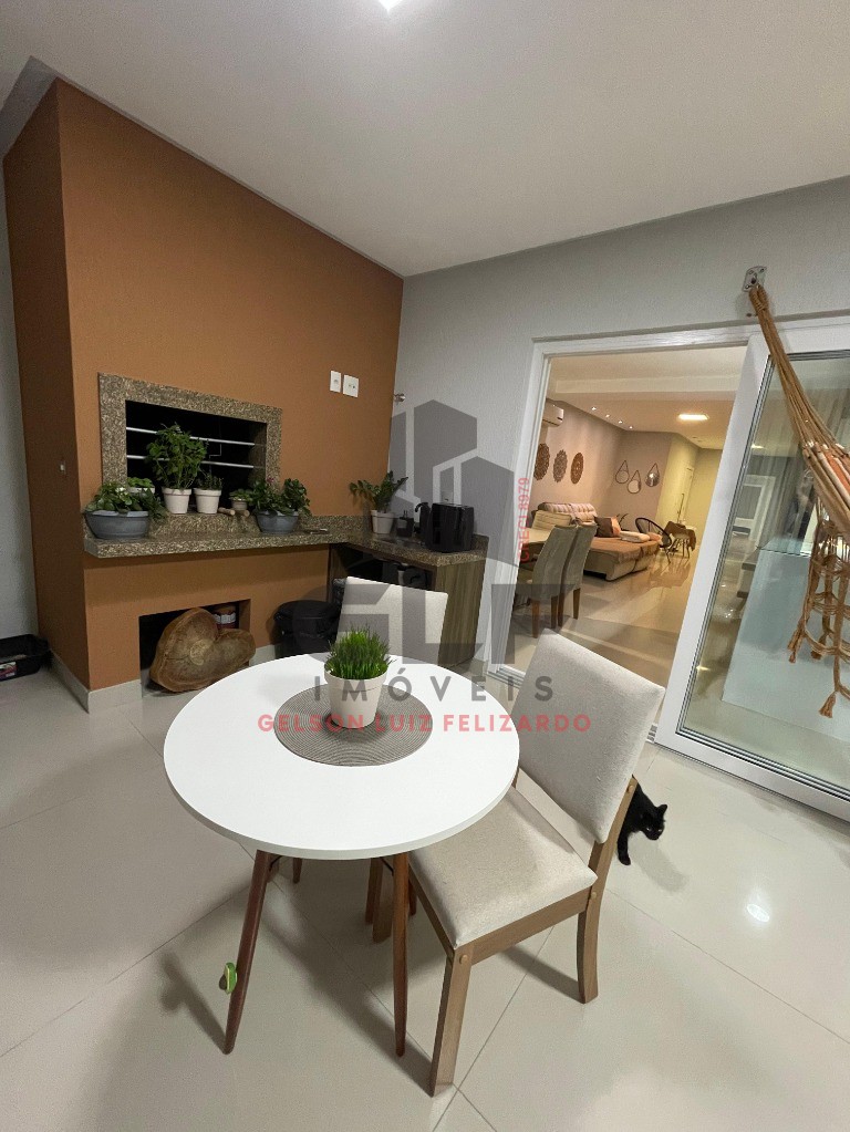 Apartamento de Alto Padrão na cidade de Itapema/SC, no bairro Meia Praia, com 3 Suítes mais um dormitório e 3 Vagas de Garagem. Localização Privilegi