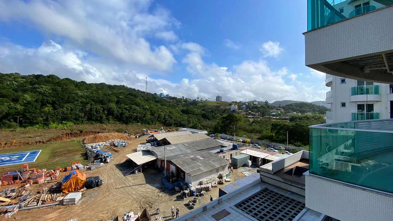 Apto Pronto em Itajaí, com 180m² área privativa, sendo 4 suítes, 3 vagas de garagem, área de lazer completa