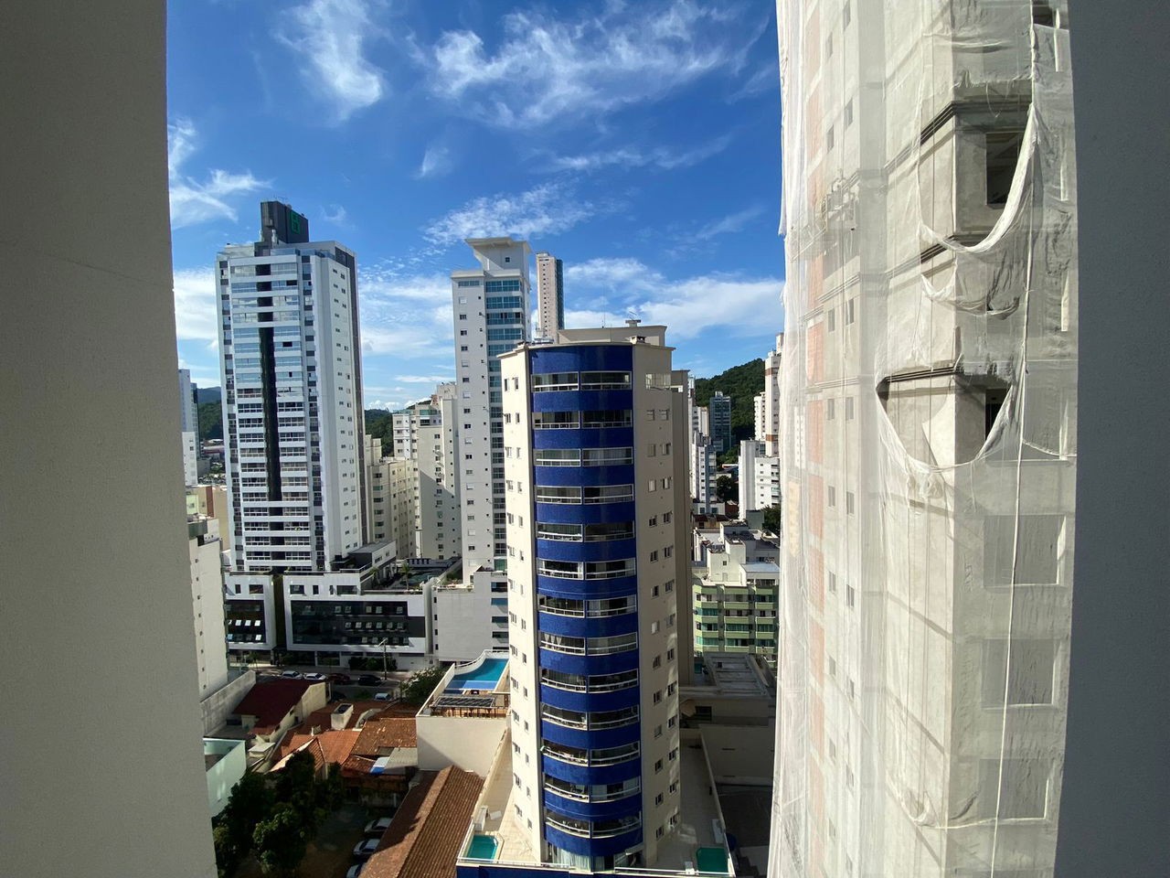 Apto Pronto de luxo na cidade de Balneário Camboriú/SC, no bairro Pioneiros, com 3 Suítes e 3 Vagas de Garagem. Localização Privilegiada. 210m do mar