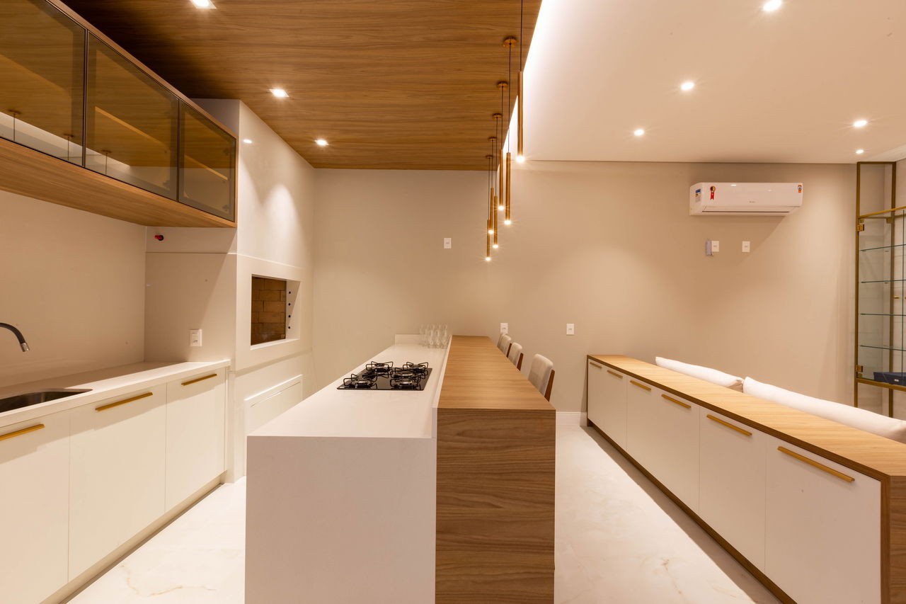 Apto Pronto de luxo na cidade de Balneário Camboriú/SC, no bairro Pioneiros, com 3 Suítes e 3 Vagas de Garagem. Localização Privilegiada. 210m do mar
