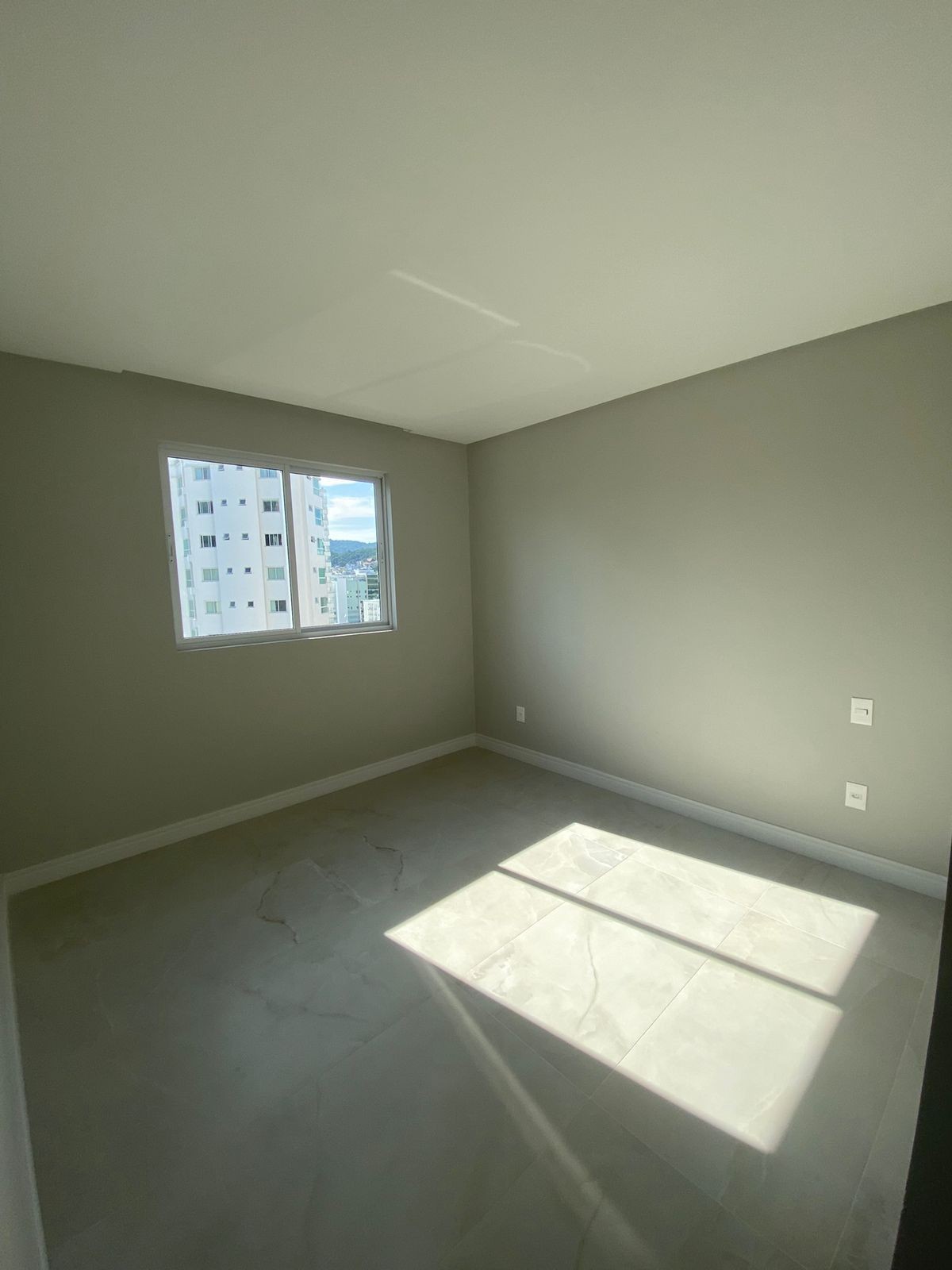 Apto Pronto de luxo na cidade de Balneário Camboriú/SC, no bairro Pioneiros, com 3 Suítes e 3 Vagas de Garagem. Localização Privilegiada. 210m do mar